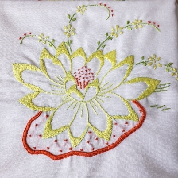 Pair Vintage Wabasso Embroidered Pillowcases - Picture 6 of 13